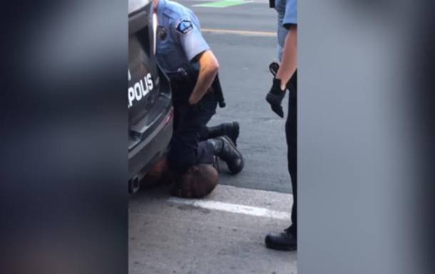 В США полицейский задушил коленом темнокожего мужчину при задержании