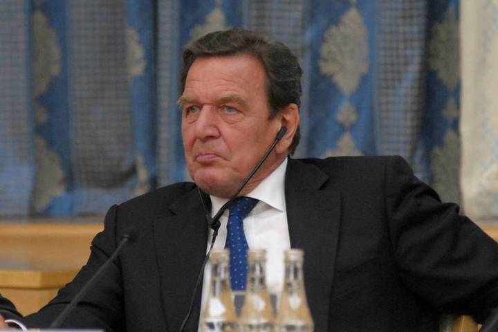 Шрёдер назвал карликом, захотевшего Крым посла Украины