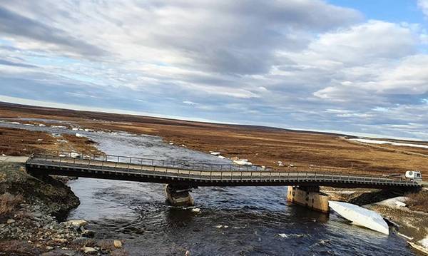 В ЯНАО из-за паводка обрушился мост на дороге Обская – Бованенково