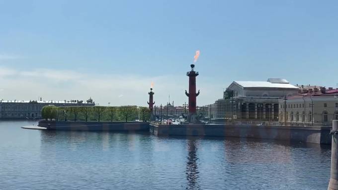 Ростральные колонны зажгли в честь 371-летия Петербурга