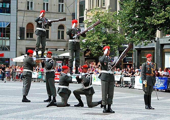 В центре Праги выступят почетные караулы стран НАТО