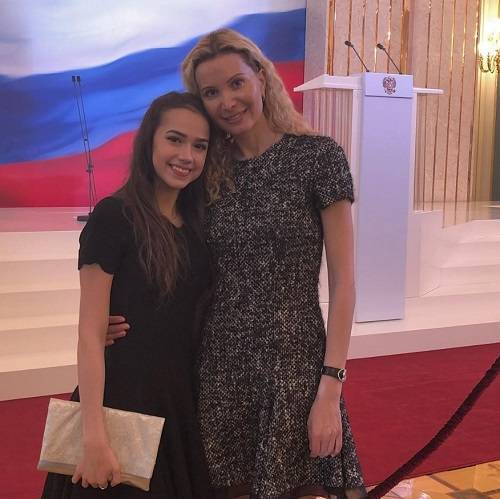 Загитова опубликовала фото с Тутберидзе, назвав ее любимым тренером