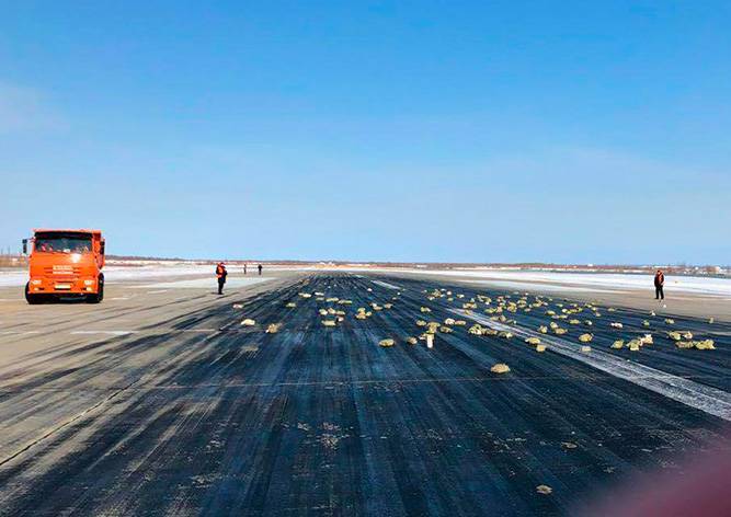 В России из самолета высыпались золотые слитки