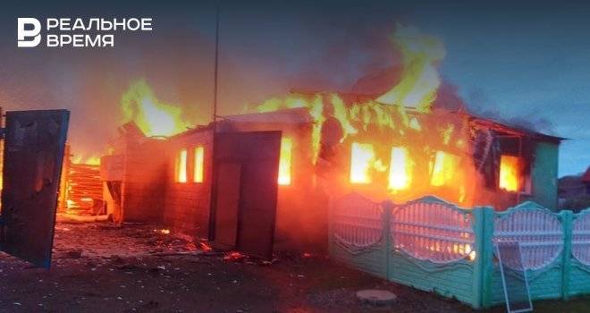 В РТ семья из шести человек спаслась из пожара, но лишилась дома