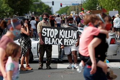В США начался бунт из-за смерти чернокожего после грубого ареста