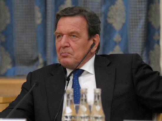 Шрёдер назвал «карликом» захотевшего Крым посла Украины