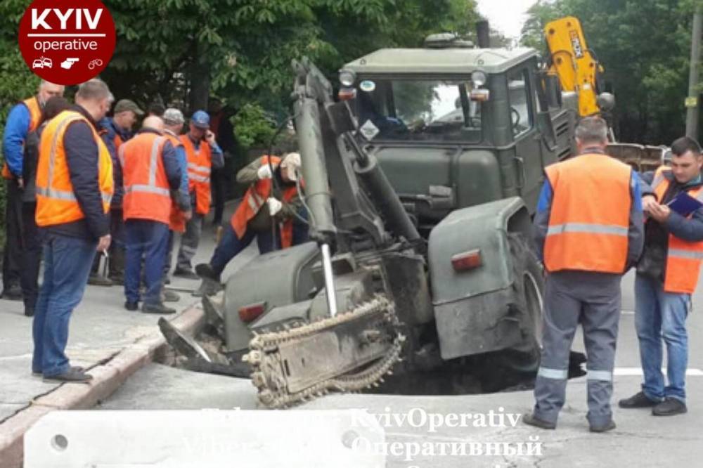 В Киеве трактор провалился под землю