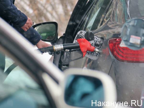 Цены производителей бензина упали за месяц на 22%, цены на заправках - на 0,2%