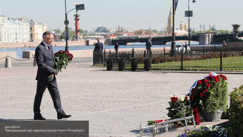 Беглов и Матвиенко возложили цветы к памятнику Петру Первому в день основания Петербурга