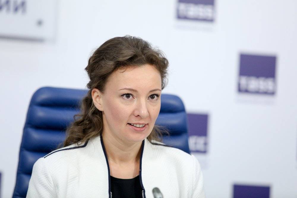 Анна Кузнецова поддержала распространение выплат на подростков 16 и 17 лет