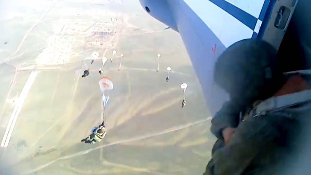 Десантники совершили тысячу прыжков с парашютом за сутки.