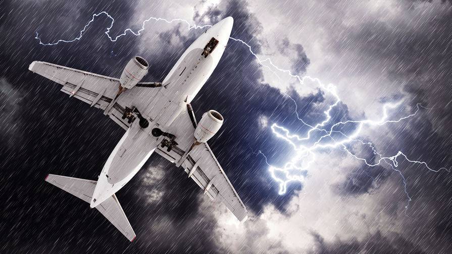 В Красноярске приземлился грузовой самолет, в который попала молния