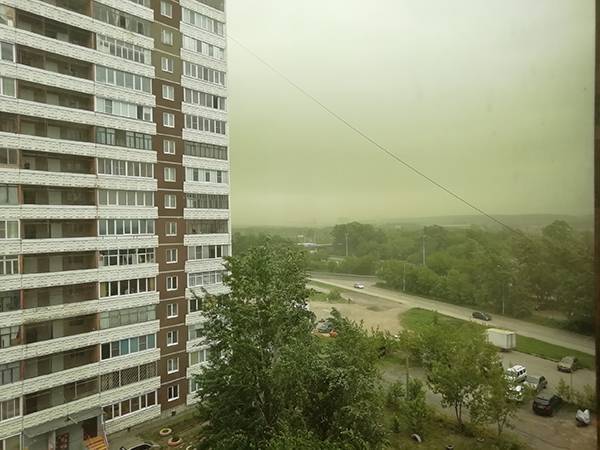 На Средний Урал идут мощный ветер с грозами и дождем