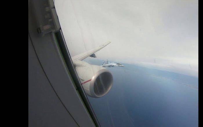 Видео встречи американского самолета-разведчика с российскими Су-35 в небе