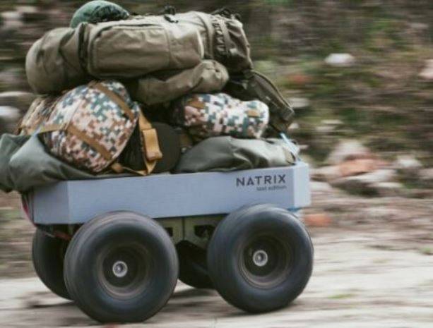 В армии Латвии тестируют беспилотную тележку для перевозки американских консервов