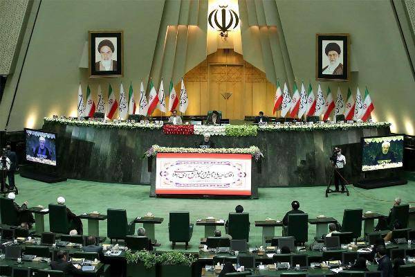 Новый парламент Ирана собрался с соблюдением строгих медицинских протоколов