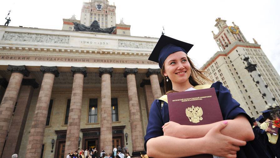 Госдума приняла закон, признающий электронные копии дипломов