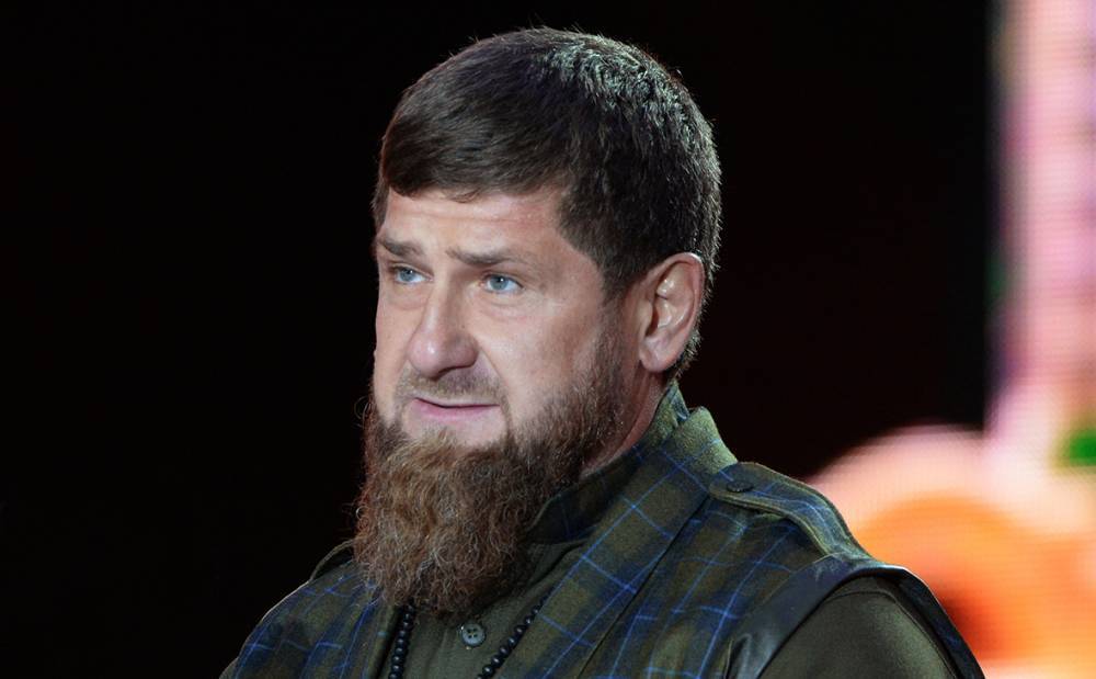Кадыров появился на заседании правительства с катетером и без маски. В Чечне отрицали, что у него COVID
