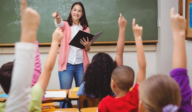 Дефицит учителей: в России студентам разрешили преподавать в школах