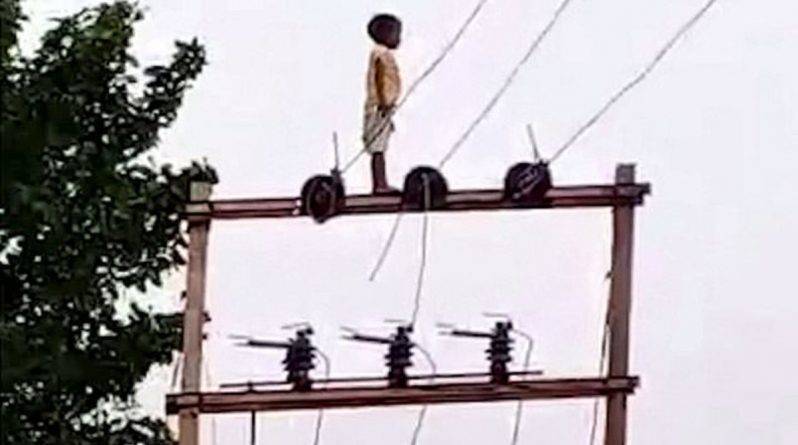 Мужчина снимал на видео, как мальчик 5 лет спускается с электрического столба высотой 25 футов