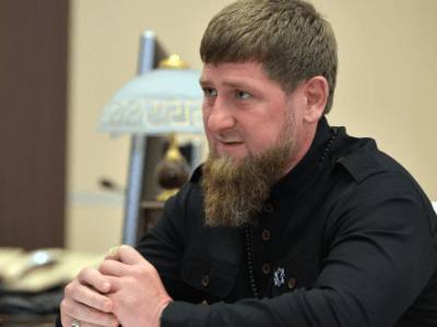Кадыров появился на совещании оперштаба в Грозном с катетером на руке