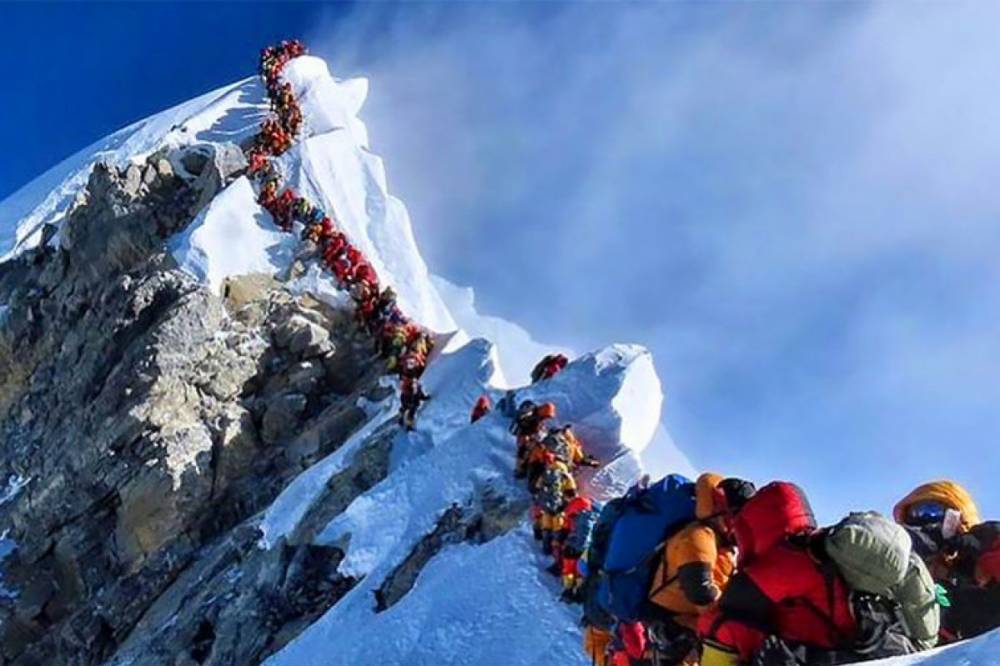 Китайцы во время пандемии единственные взошли на Эверест, чтобы уточнить его высоту