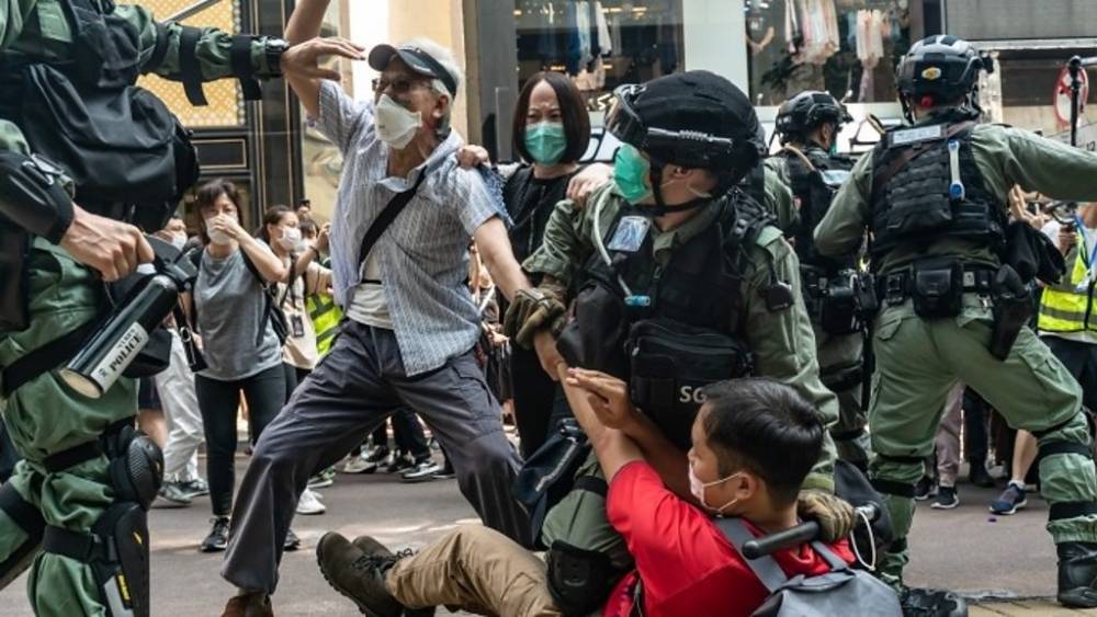 Гонконг снова протестует против китайских законов: арестованы 300 активистов