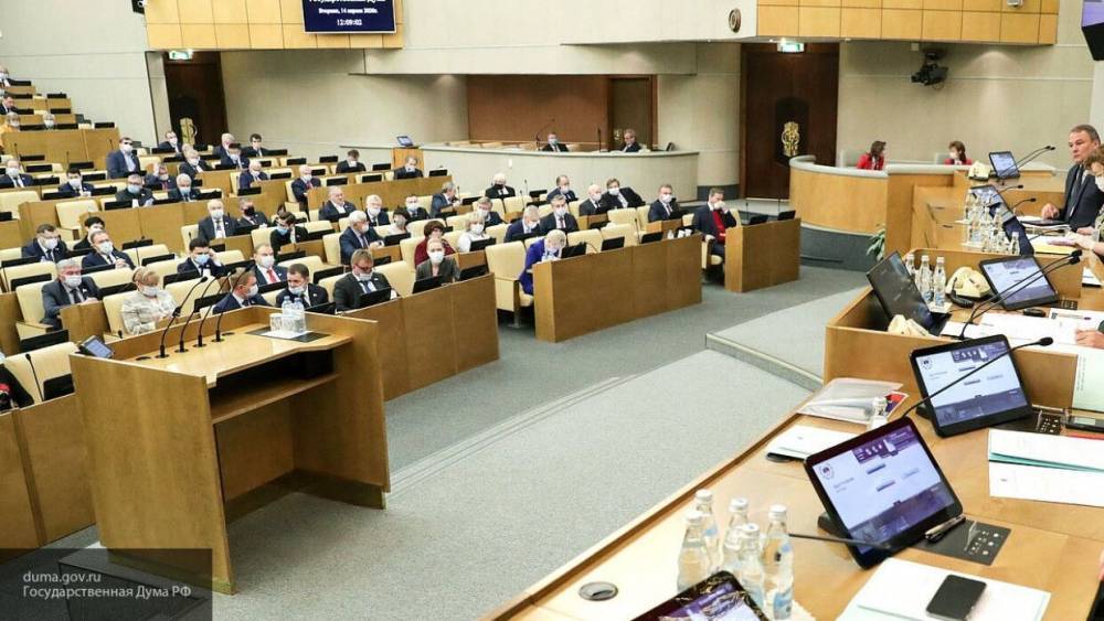 Политолог Марков поддержал поправку о запрете двойного гражданства для чиновников
