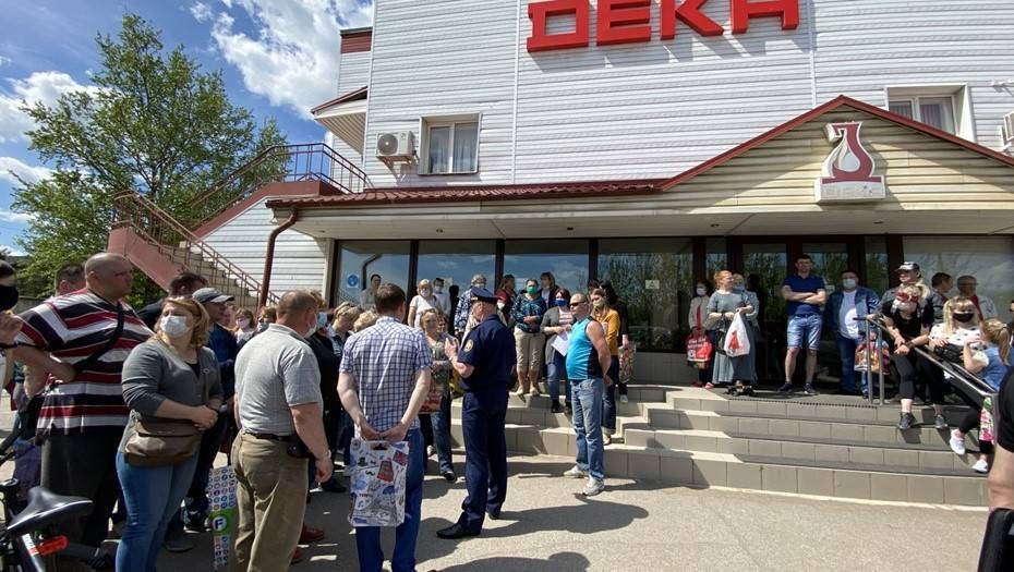 В Великом Новгороде толпа уволенных работников "Деки" потребовала зарплаты