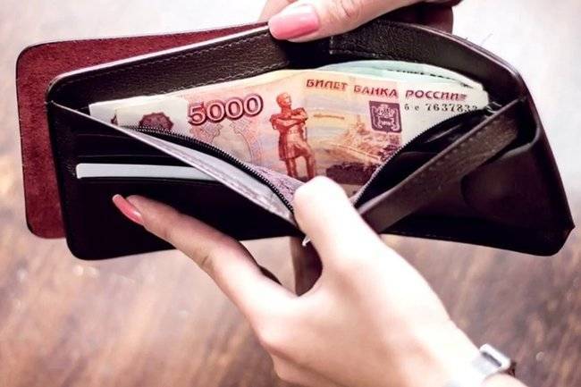 Зарплаты россиян хотят обложить новым налогом