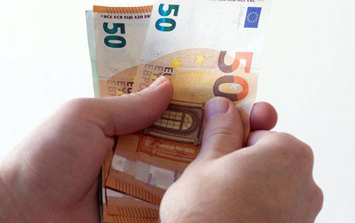 Средняя зарплата в Латвии в первом квартале составила 812 евро на руки