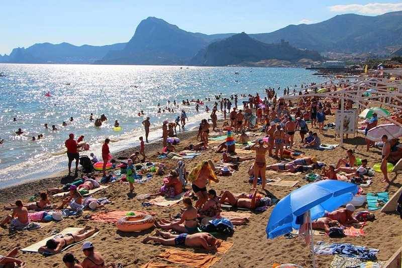 Власти Крыма просят отменить обязательное тестирование туристов и соблюдение социальной дистанции на пляжах
