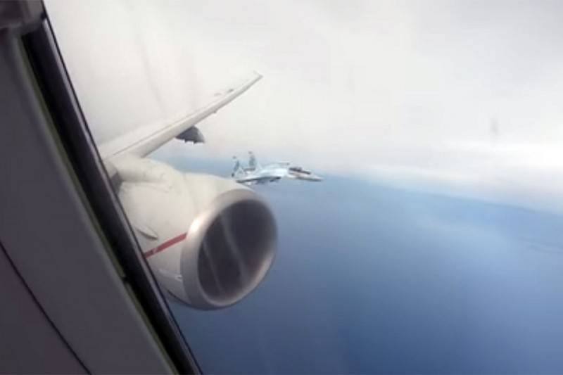 "Показали, куда соваться не надо": Пилот оценил перехват американского самолёта российскими истребителями Су-35