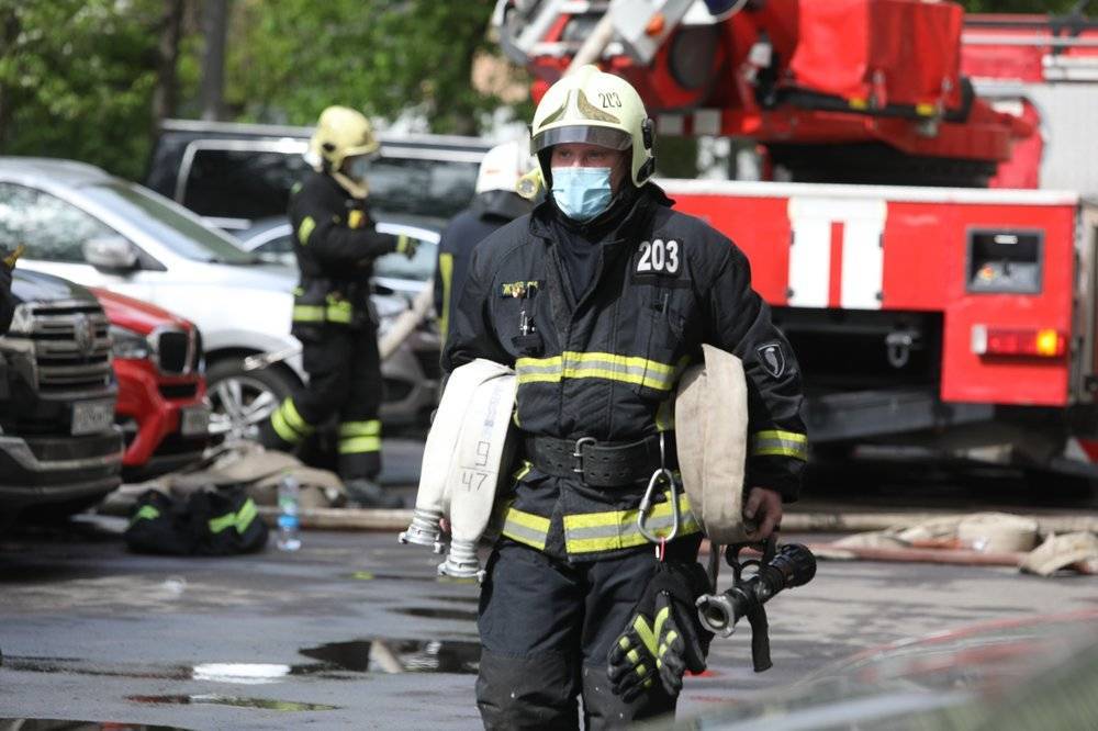 Пожарные спасли четырех человек при ликвидации возгорания в Москве