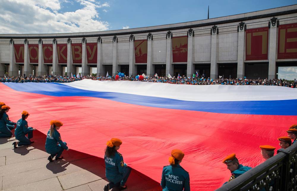 Акцию «Цвета Российского флага» в честь Дня России проведут онлайн
