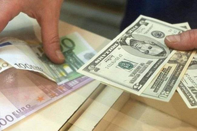 Эксперт объяснил, почему россияне продолжают забирать валюту из банков