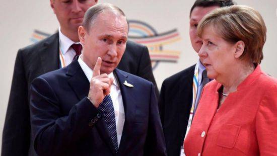 Меркель настаивает на продлении санкций против России