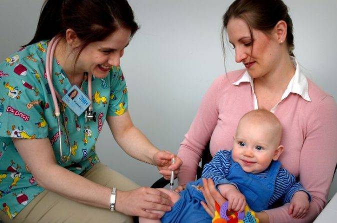 Педиатры призывают родителей делать детям прививки, несмотря на COVID-19