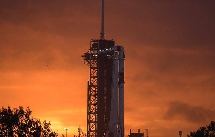 Впервые в истории частная компания отправляет астронавтов на МКС: трансляция старта ракеты SpaceX