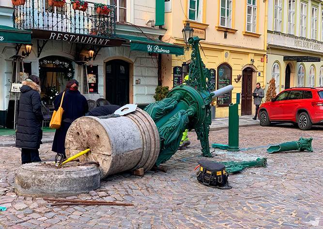 Мусоровоз в центре Праги снес исторический фонарь: ущерб 2 млн крон