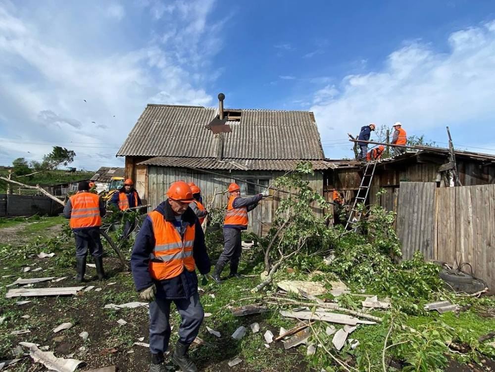 Власти опубликовали фото восстановительных работ в разрушенной ураганом деревне в Кузбассе