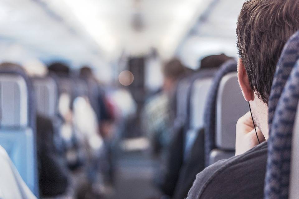 Пилот объяснил, почему телефон опасно оставлять включенным во время полета