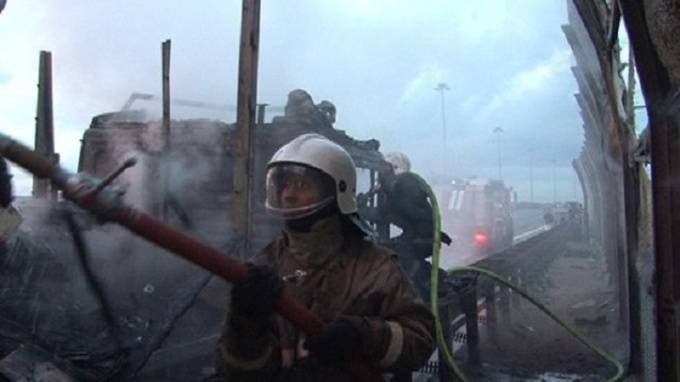 Спасатели потушили пожар в магазине на Маршала Захарова