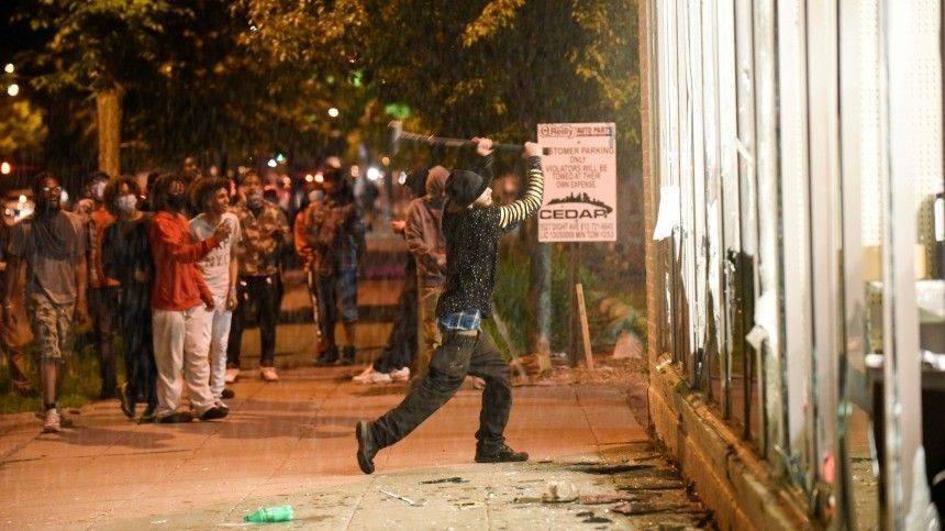 Беспорядки, мародерство и народный гнев в Миннеаполисе: последствия убийства афроамериканца полицейскими
