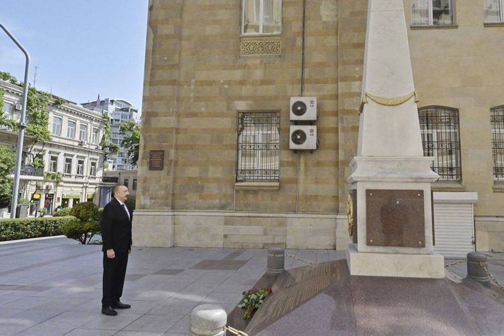 Президент Ильхам Алиев посетил памятник в честь АДР