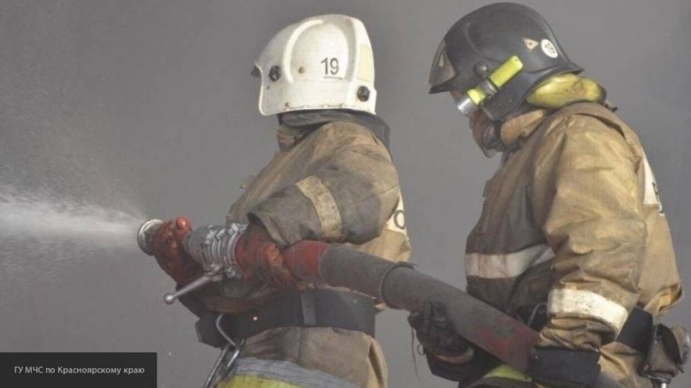 Более 60 спасателей тушили пожар в торговом центре в Томске