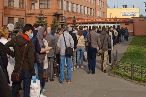 В Петербурге утром у Кировского завода выстроилась огромная очередь из работников