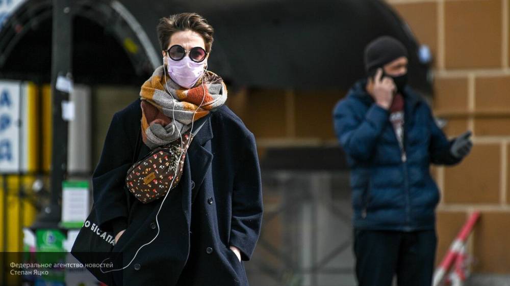 Академик РАН объяснил опасность длительного ношения масок и перчаток