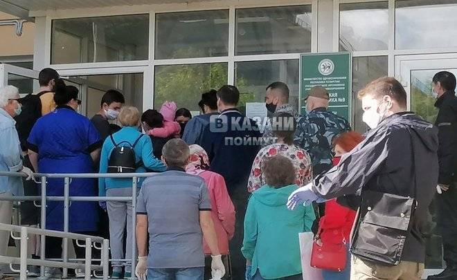Соцсети: на входе в поликлиники Казани образуются давки