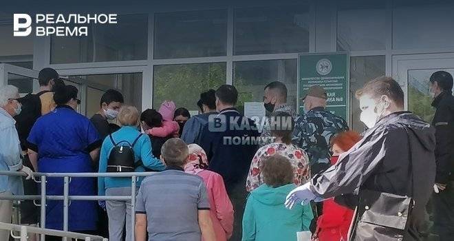 В Минздраве Татарстана объяснили, почему на крыльце поликлиники в Казани образовалась очередь